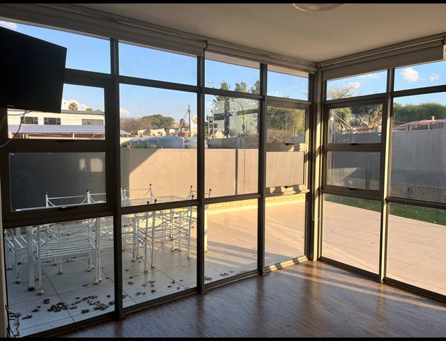 3 BEDROOM FLAT TO LET IN BEDFORD GARDENS